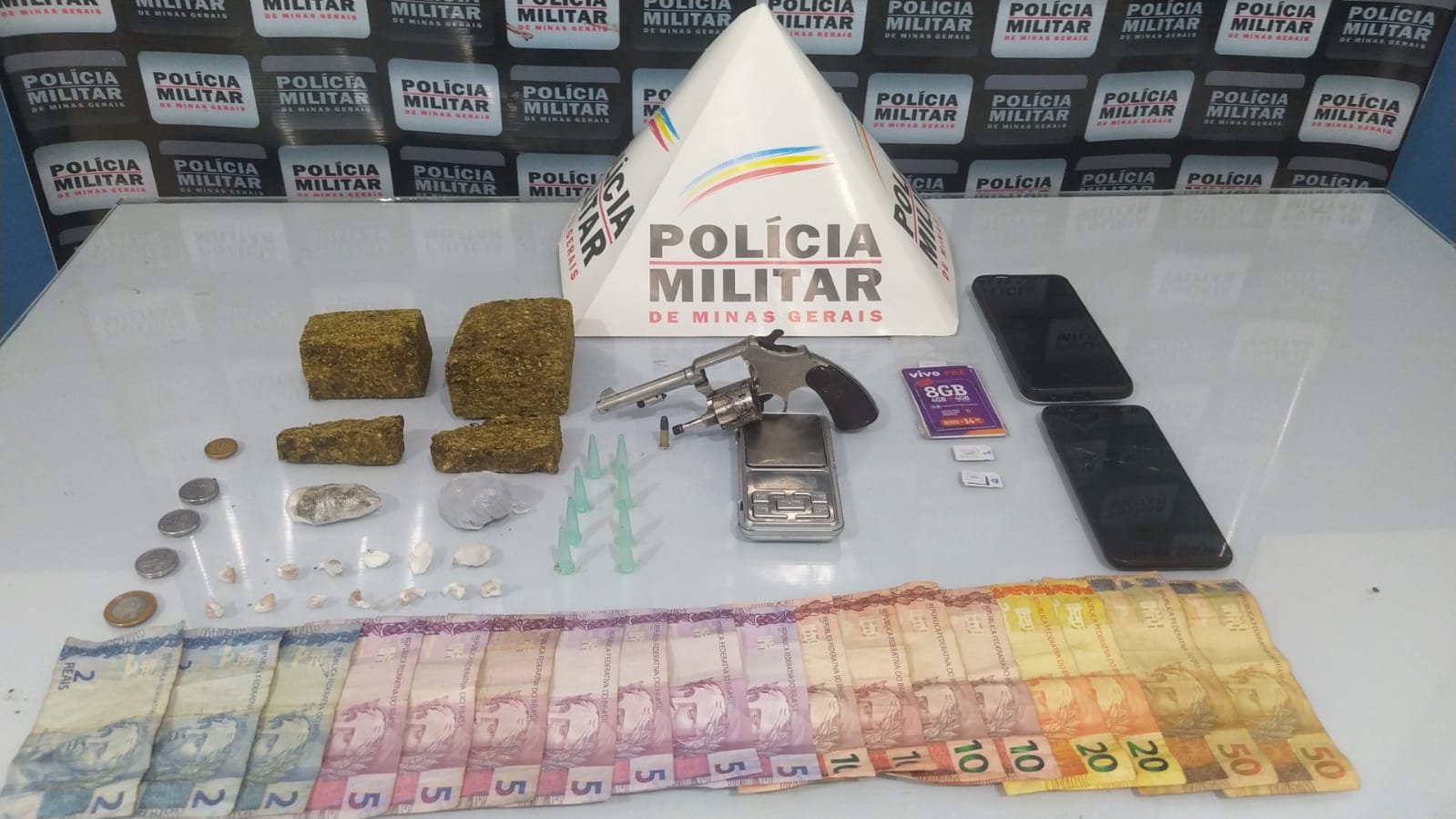 Após abordagem, PM encontra drogas em carro e descobre armazenamento em hotel