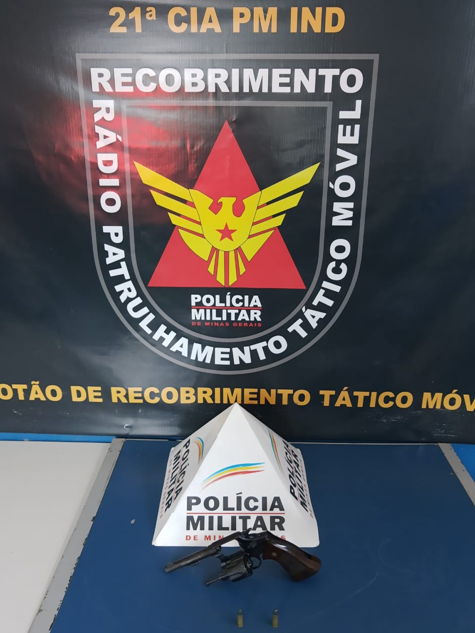 Jovem de 20 anos é preso caminhando com arma na cintura, em Ponte Nova