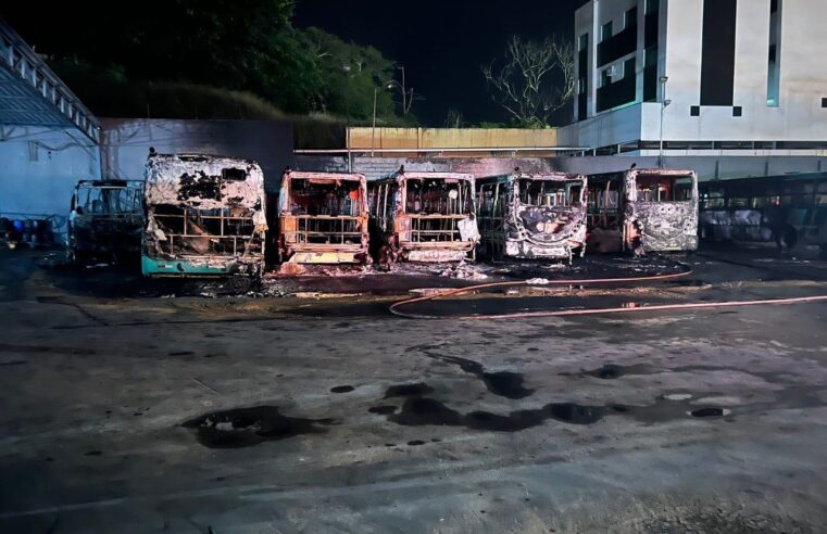 Incêndio em garagem de Ubá deixa ao menos 6 ônibus destruídos