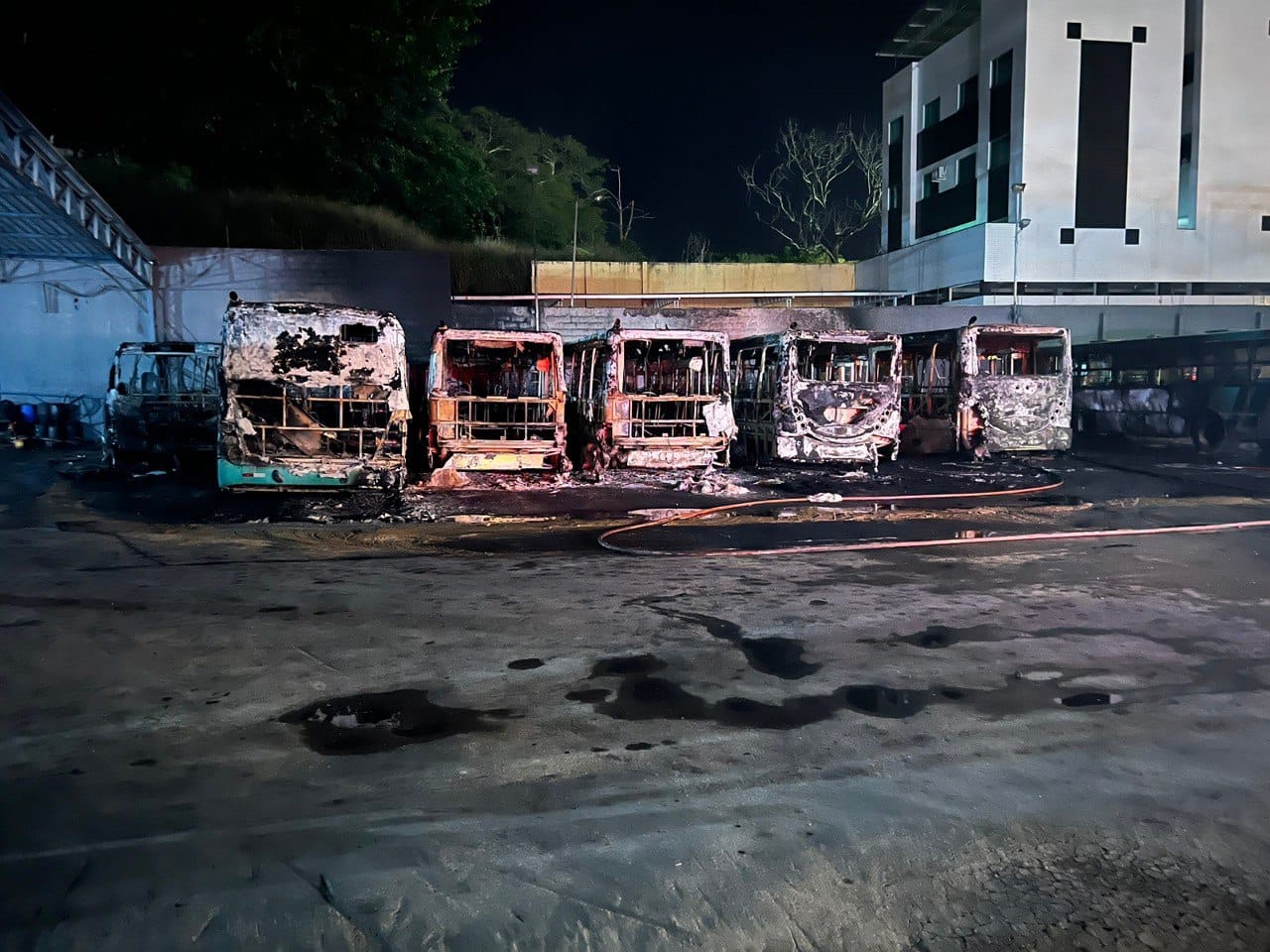 Incêndio em garagem de Ubá deixa ao menos 6 ônibus destruídos