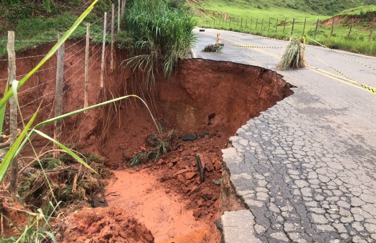 Parte de estrada cai na rodovia que liga Viçosa a Porto Firme; veja vídeo