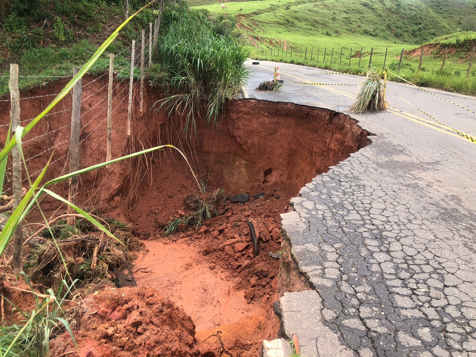 Parte de estrada cai na rodovia que liga Viçosa a Porto Firme; veja vídeo