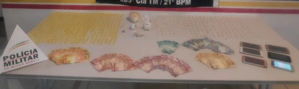 Quase 600 pinos de cocaína e pedras de crack são apreendidos em Ubá