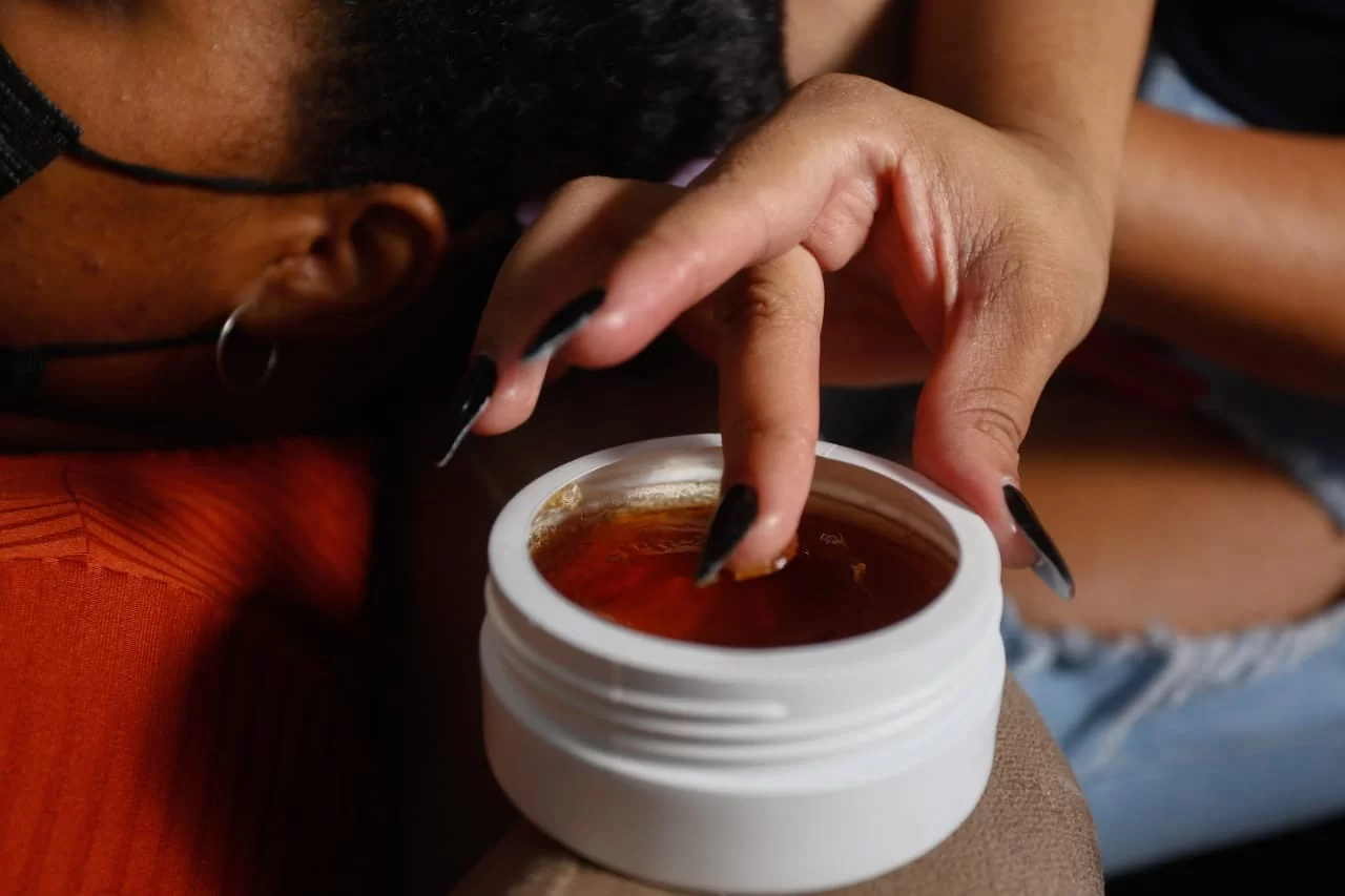 7 pomadas para cabelo tem fabricação proibida pela Anvisa