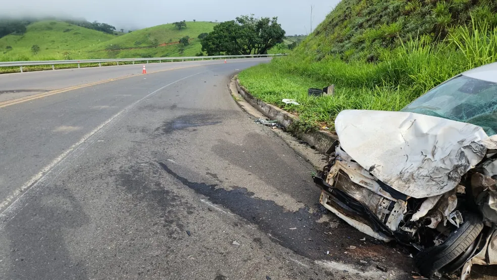 Região: Motorista cochila, bate carro em caminhão e três ficam feridos na BR-116