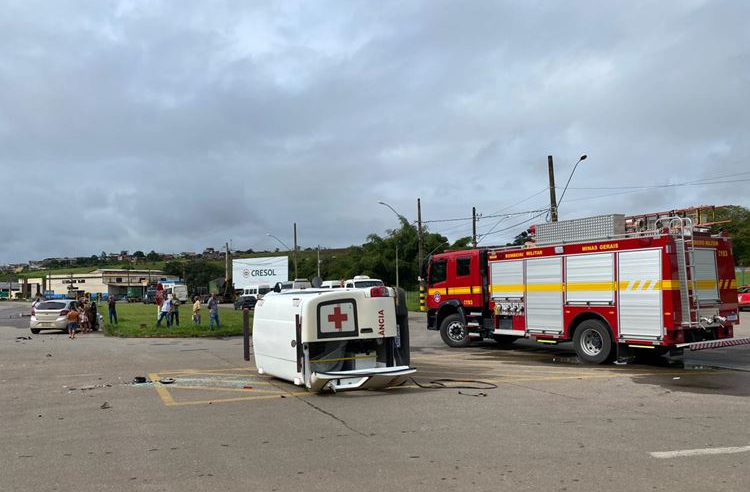 Acidente grave entre ambulância e carro deixa ao menos 7 feridos na BR-116, em Muriaé