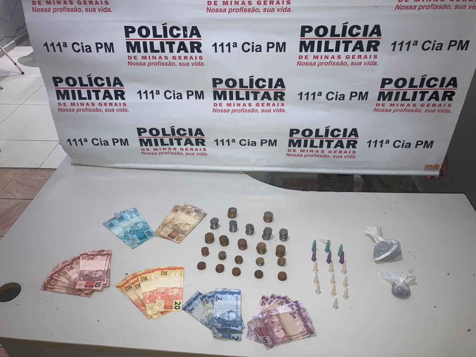 PM de Visconde do Rio Branco apreende pinos de cocaína e porções de maconha em bar