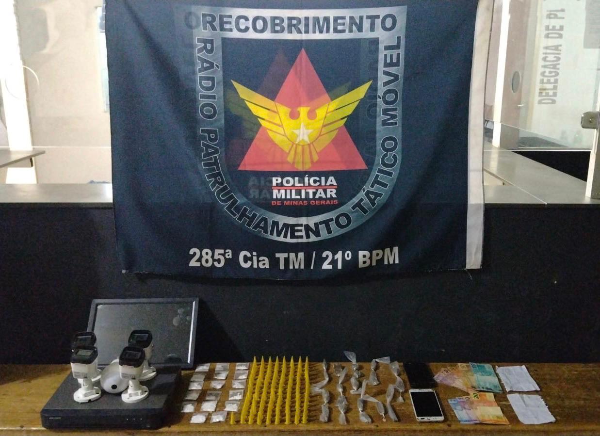PM de Ubá prende dois homens e apreende grande quantidade de drogas