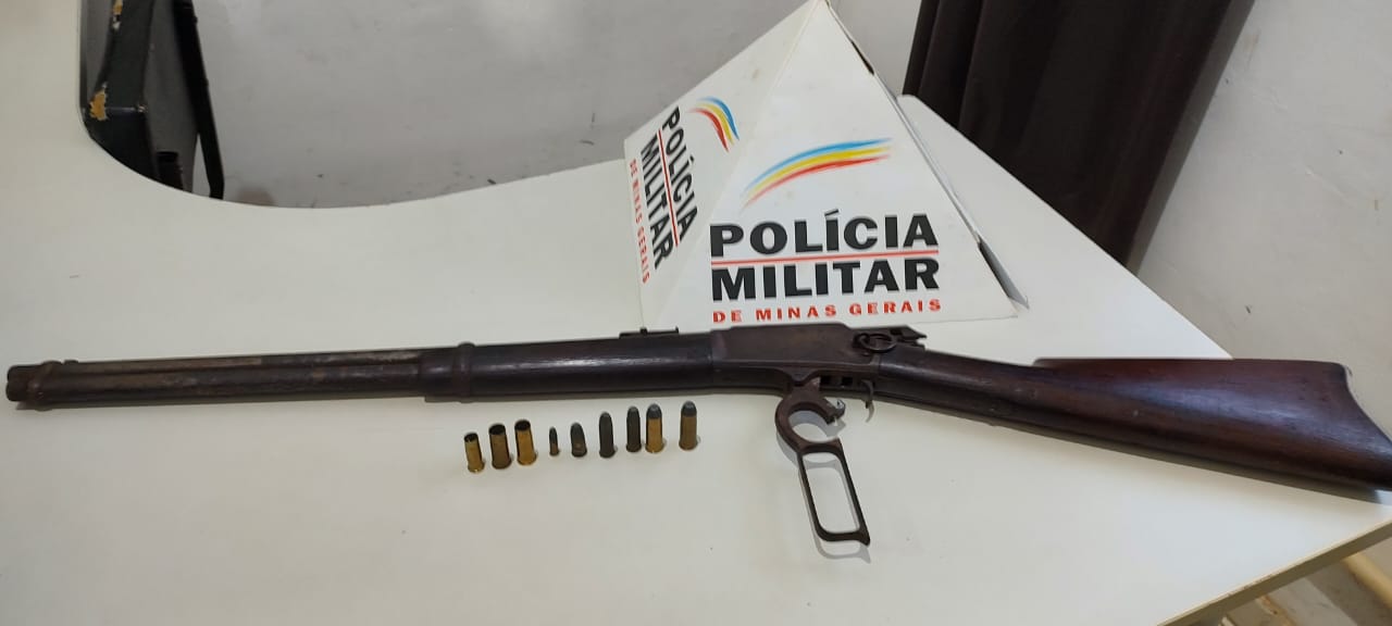 PM prende homem, apreende arma e três motocicletas