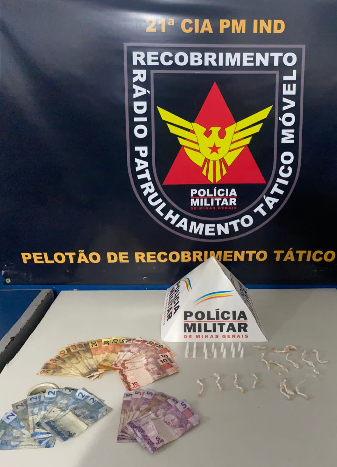 PM de Ponte Nova prende dois homens e apreende grande quantidade de drogas