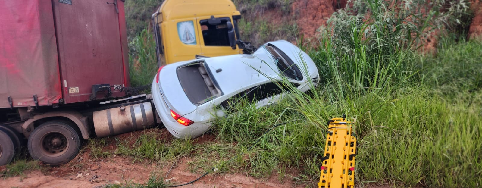 Acidente entre caminhão e carro mata duas pessoas na MG-262, em Ponte Nova