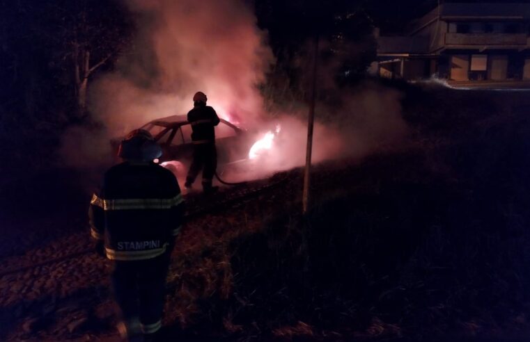 Carro é incendiado em Teixeiras