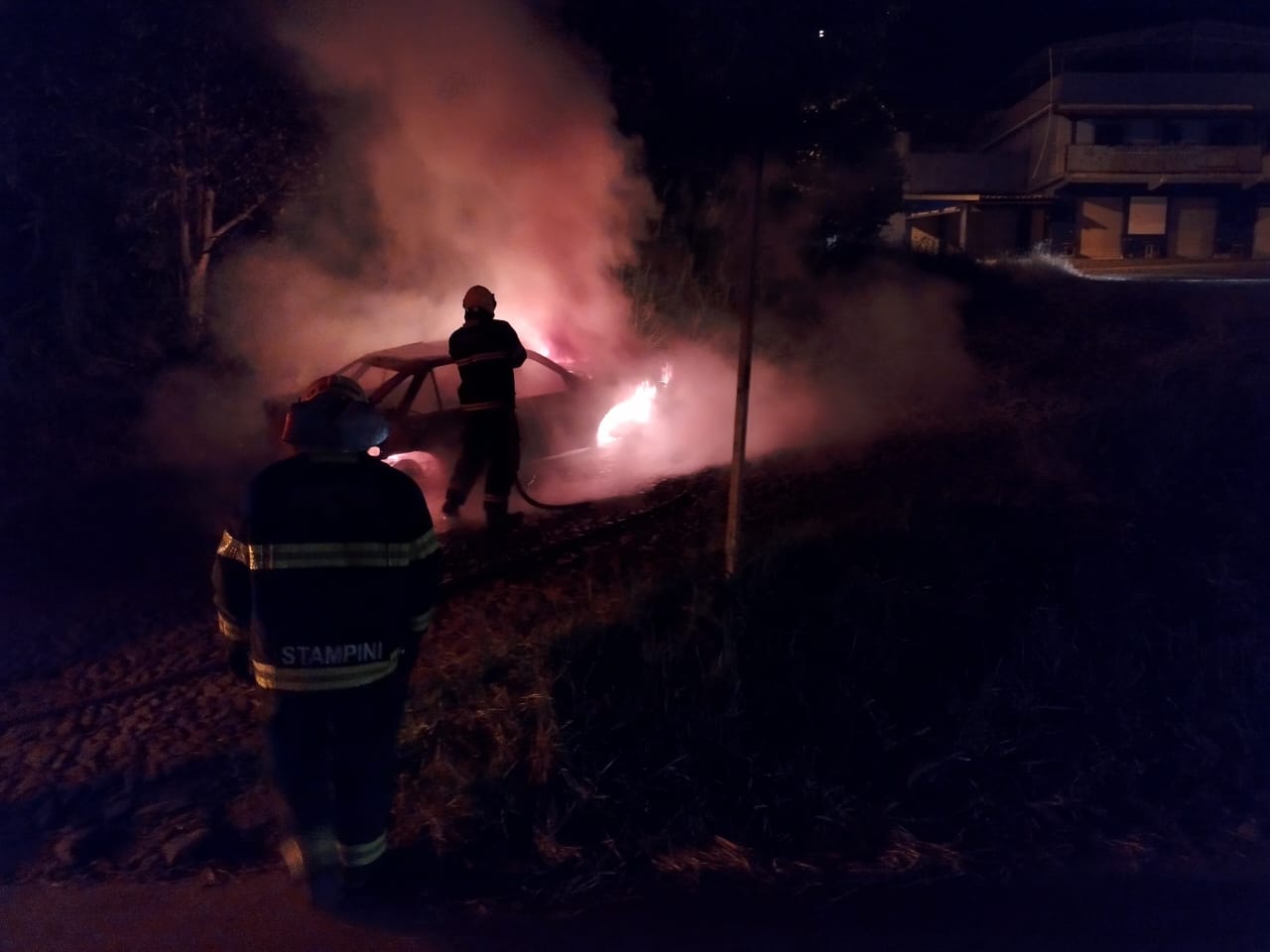 Carro é incendiado em Teixeiras