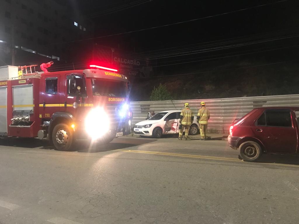 Batida entre carros deixa ferido na Castello Branco, em Viçosa