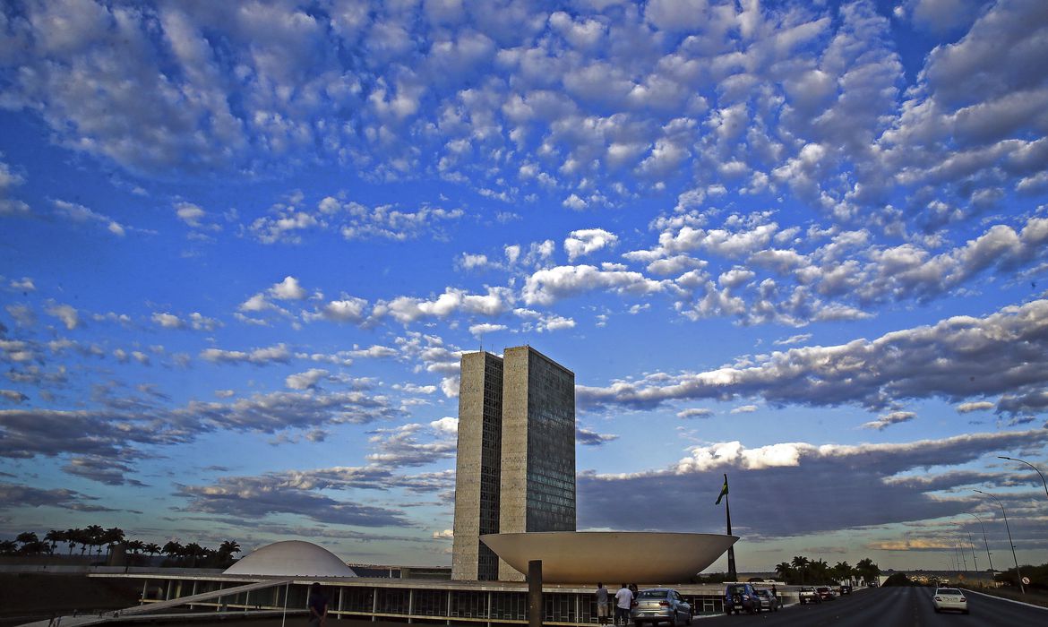 Deputados e senadores eleitos tomam posse hoje (01)