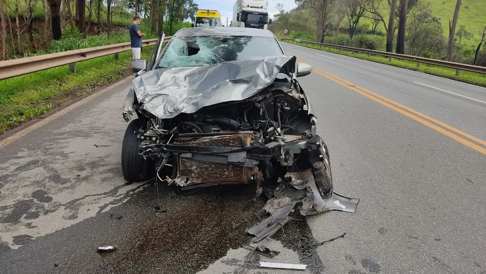 Motociclista morre após bater em um carro