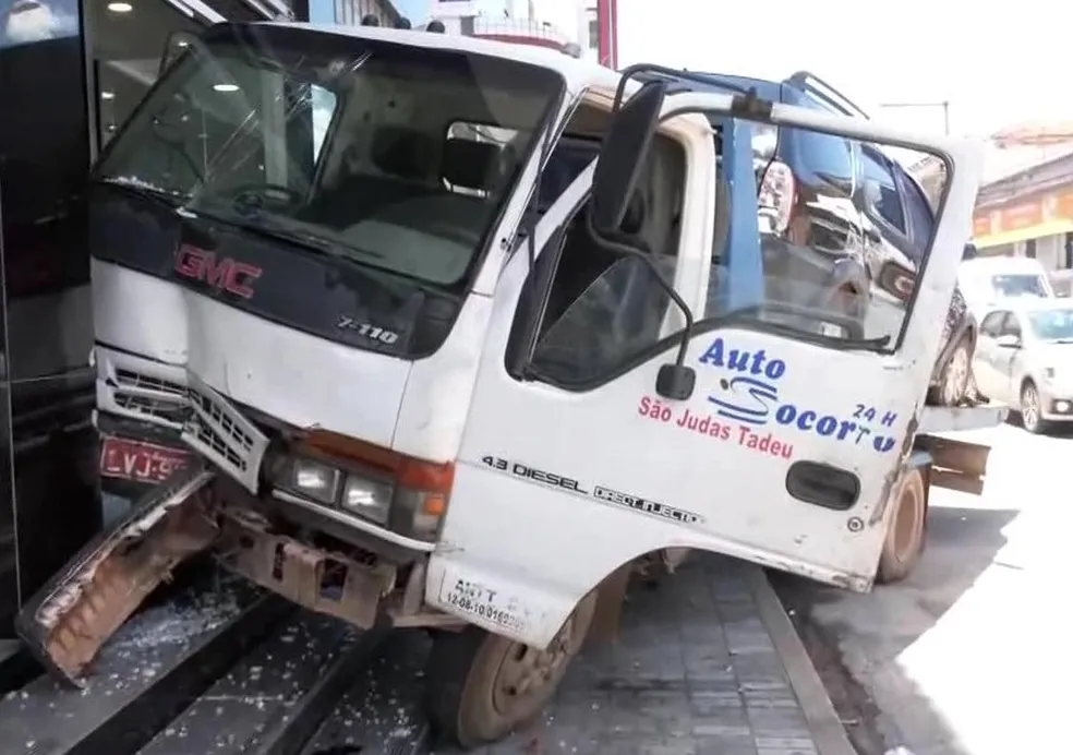 Caminhão desgovernado invade loja de roupas após motorista passar mal