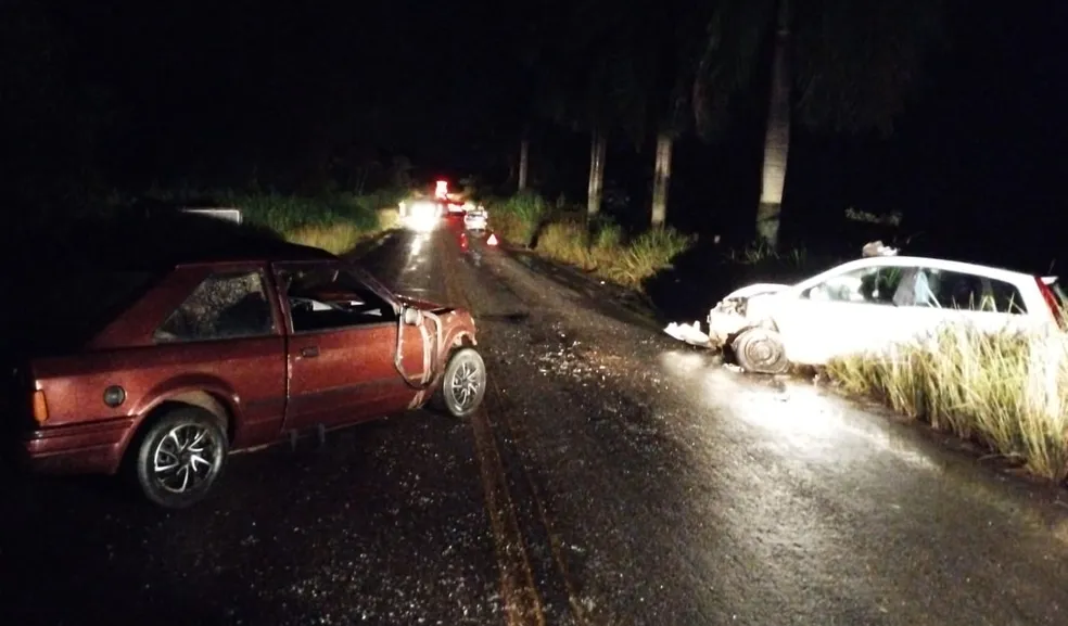 Batida entre carros deixa um morto e feridos na MG-133