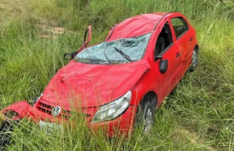 Motorista capota com carro em ribanceira enquanto ia para velório