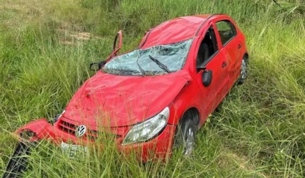 Motorista capota com carro em ribanceira enquanto ia para velório