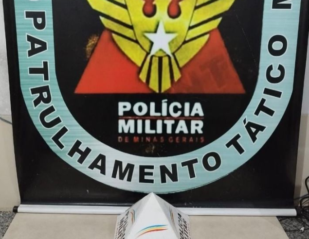 Homem dispensa droga enquanto foge da PM no bairro Estrelas
