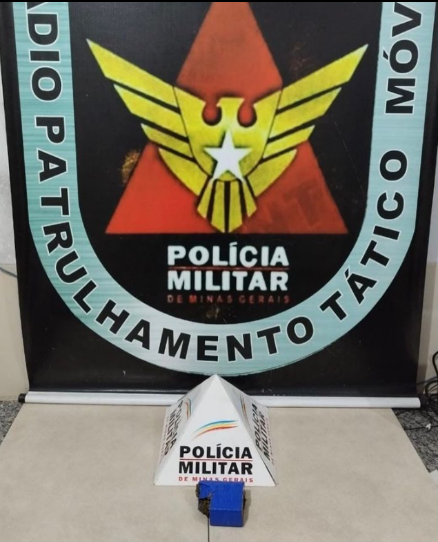 Homem dispensa droga enquanto foge da PM no bairro Estrelas