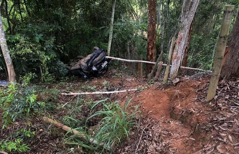 Carro cai em ribanceira de 20 metros e deixa um morto e feridos na MGC-265