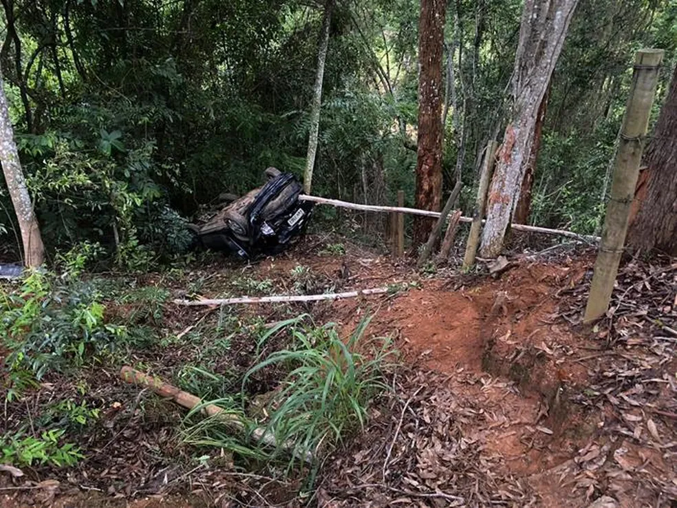 Carro cai em ribanceira de 20 metros e deixa um morto e feridos na MGC-265