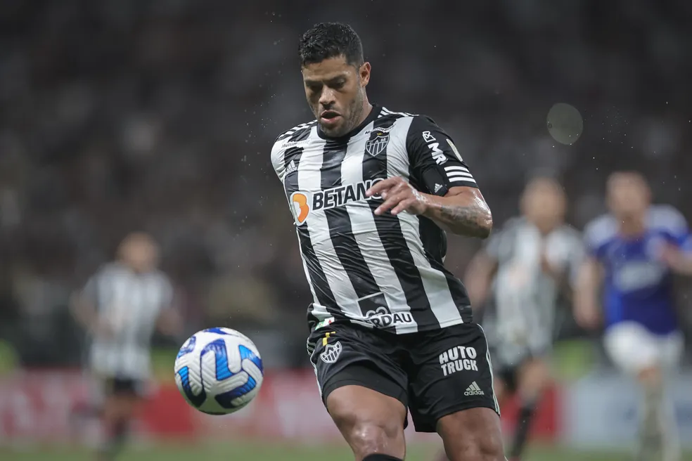 Com gol de bicicleta de Hulk, Galo ganha na Libertadores