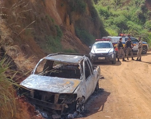 Corpo encontrado carbonizado em veículo pode ser de autor de triplo homicídio