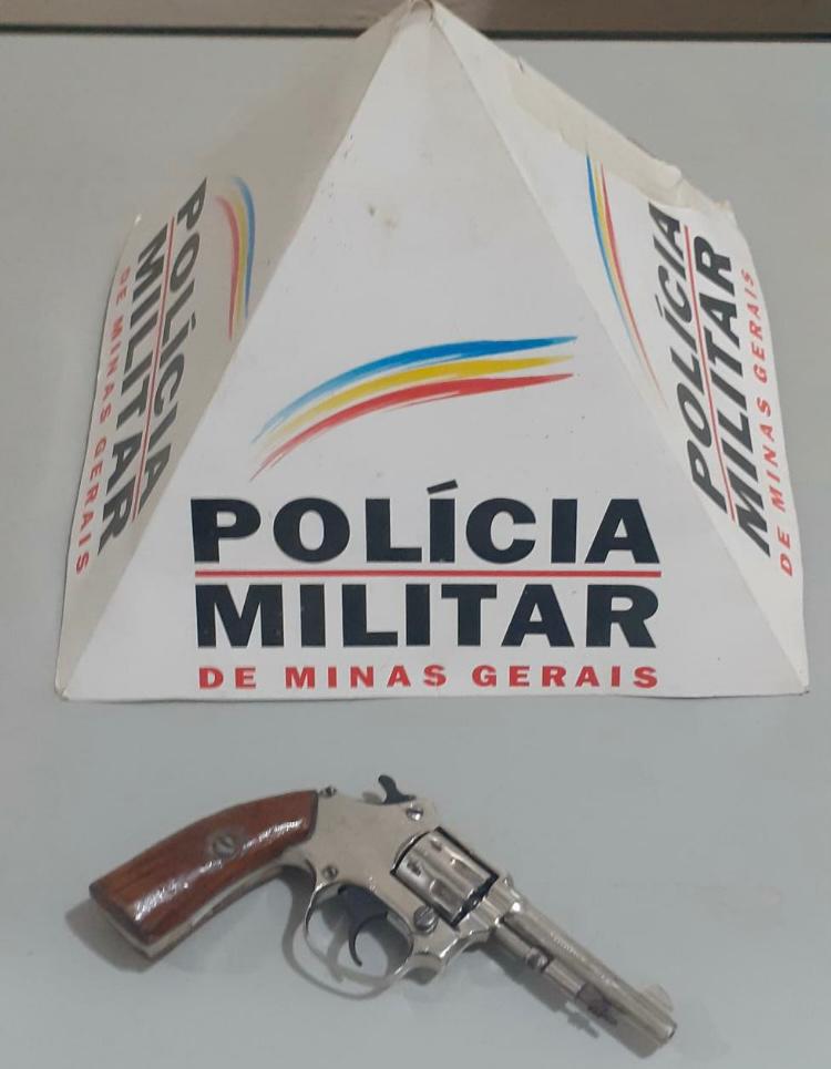 PM prende homem por porte ilegal de arma de fogo em Ervália