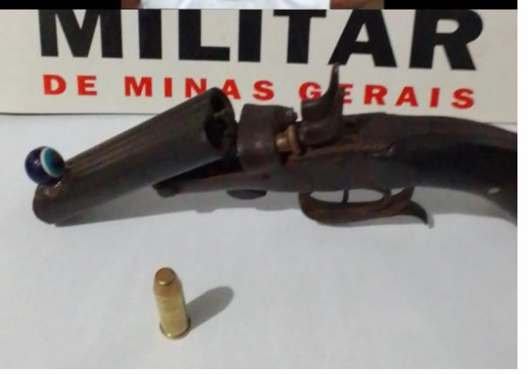 Foragido é preso com arma de fogo e moto furtada em Araponga