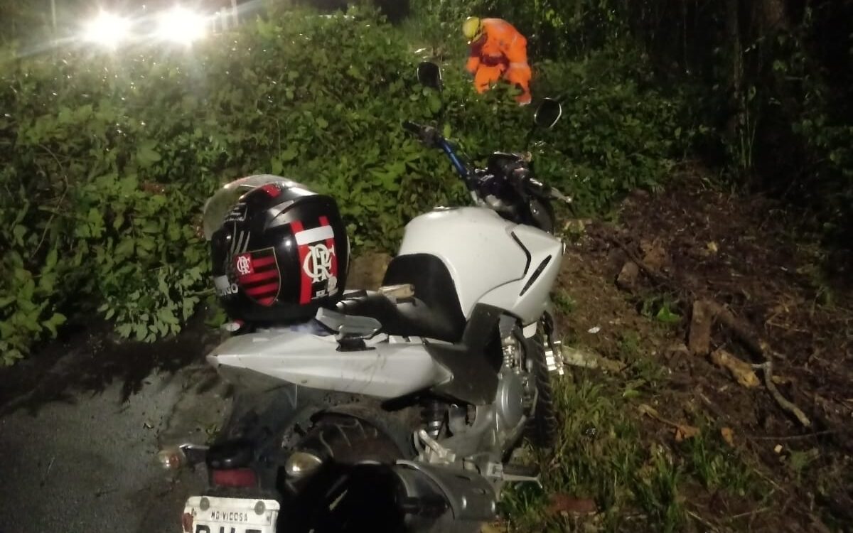 Árvore cai e atinge motociclista na Rua do Pintinho