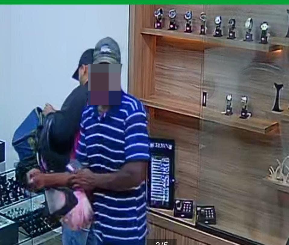 Homens armados assaltam joalheria no centro de Viçosa