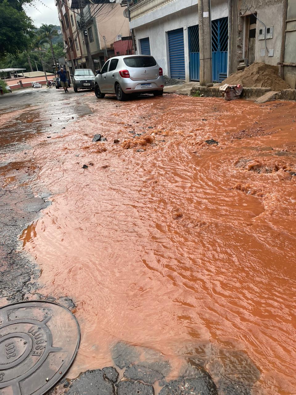 Cano de adutora rompe e alaga trecho de rua em Viçosa