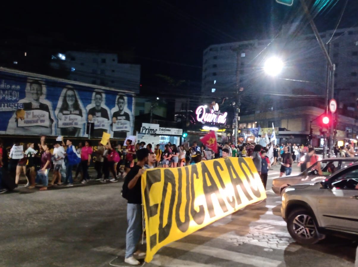 Estudantes fazem manifestação pedindo revogação do Novo Ensino Médio