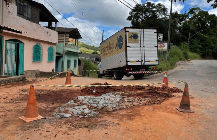 SAAE repara cano de adutora rompido em travessa de Viçosa