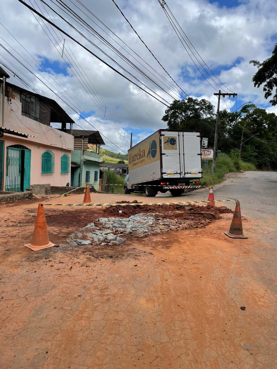 SAAE repara cano de adutora rompido em travessa de Viçosa