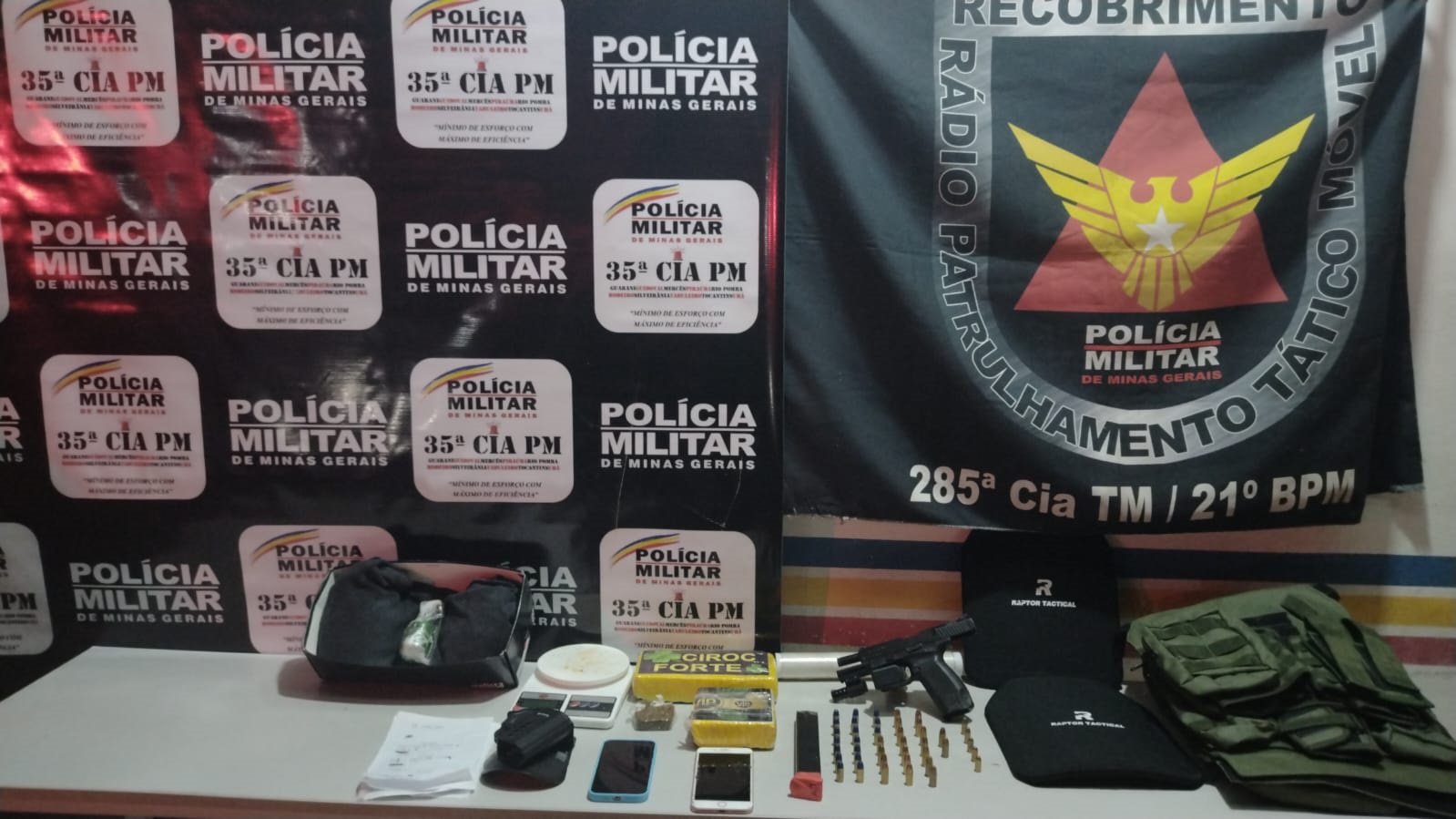 Ubá: trio é preso com com granada e pistola com mira laser
