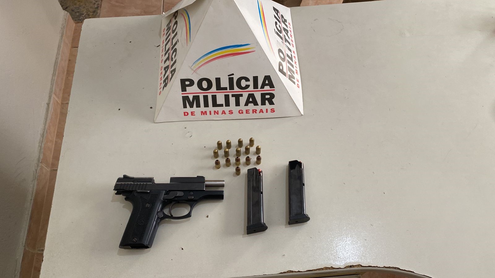 PM flagra homens manuseando arma em cobertura de casa