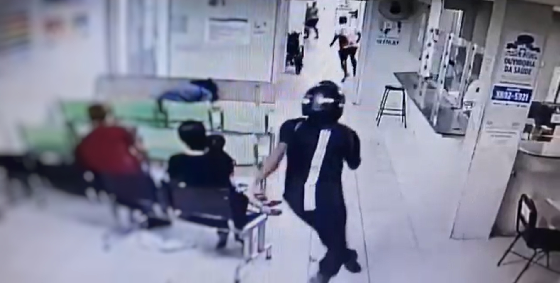 Câmeras flagram homem baleado invadir emergência do HSS para fugir de agressores