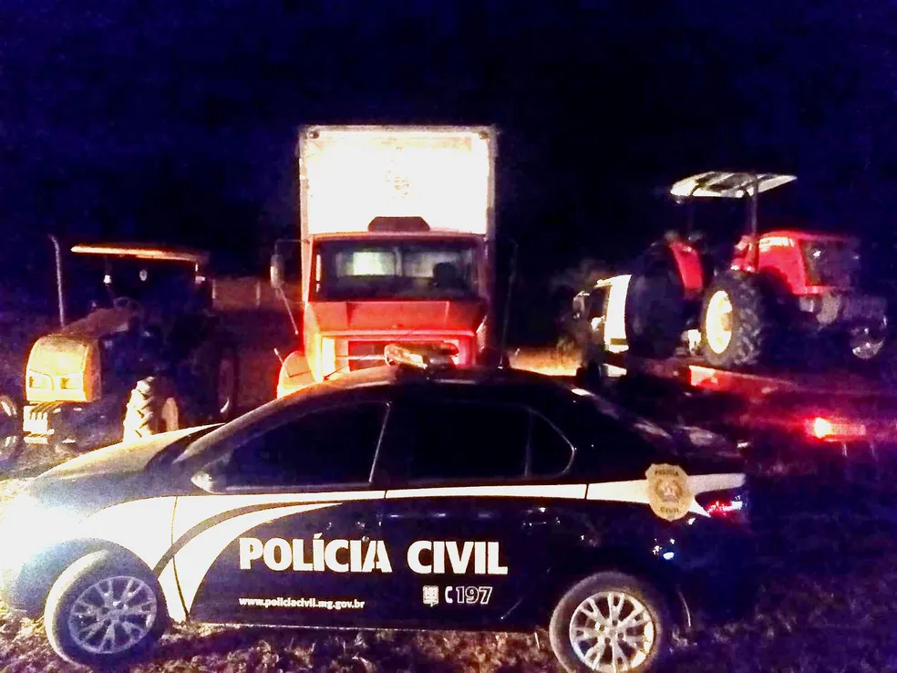 Tratores e caminhão roubados são recuperados em Ubá; veículos são avaliados em meio milhão
