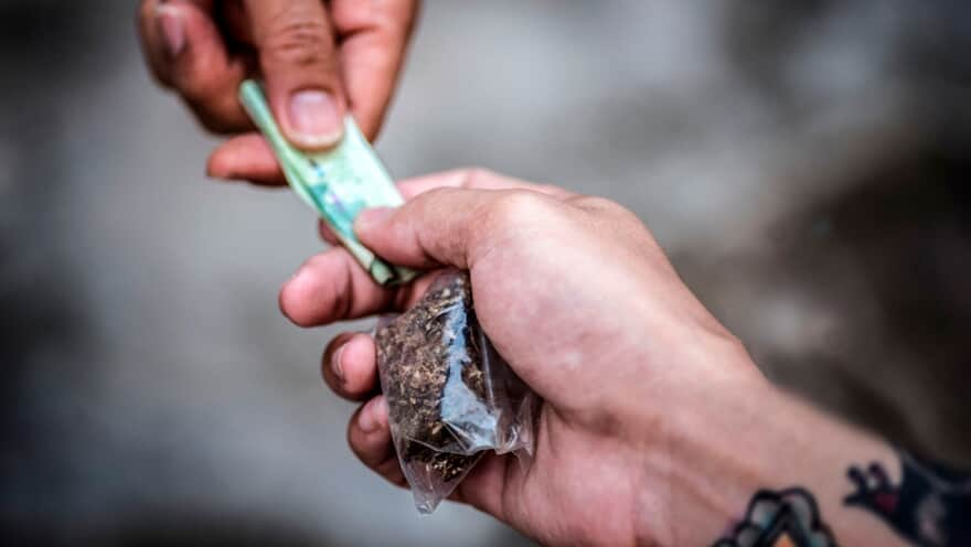 Ubá: Homens fogem, jogam drogas em policiais e são presos por tráfico