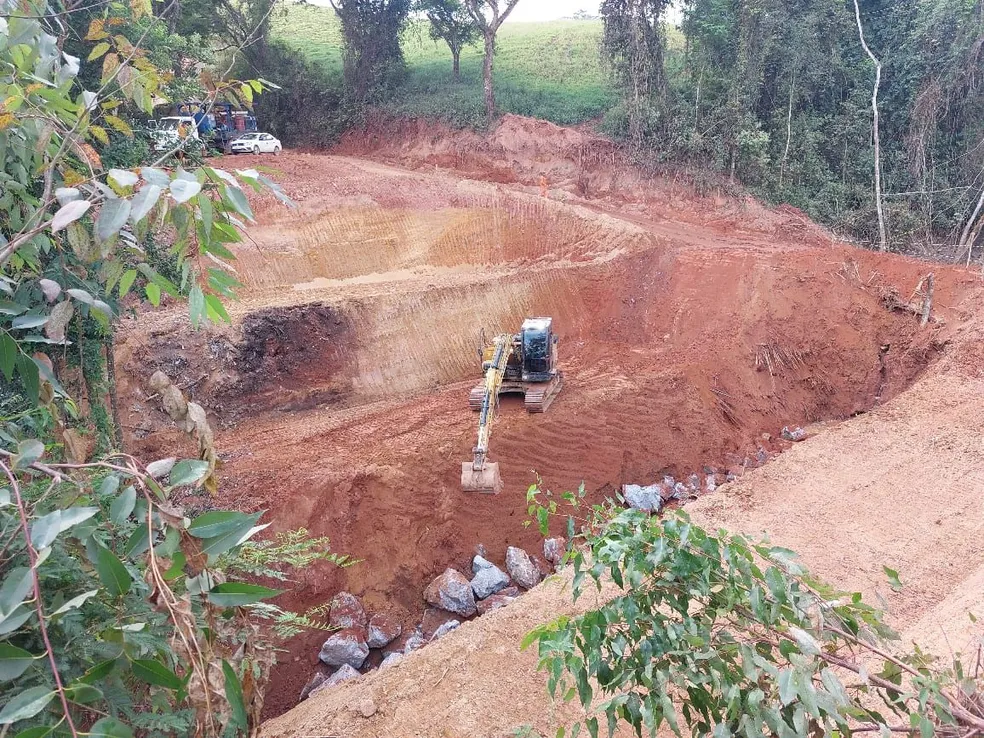 Obras de reparo começam na rodovia MG-280, entre Dores do Turvo e Alto Rio Doce