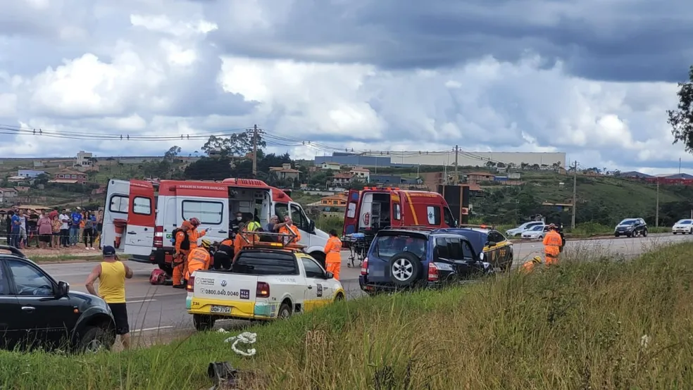 BR-040: Pneu de caminhão se solta e atinge crianças que seguiam para Ubá