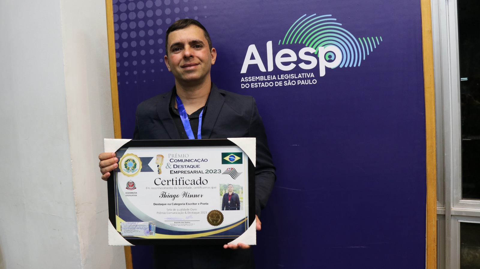Autor viçosense Thiago Winner premiado em evento “Artista Destaque”, em São Paulo