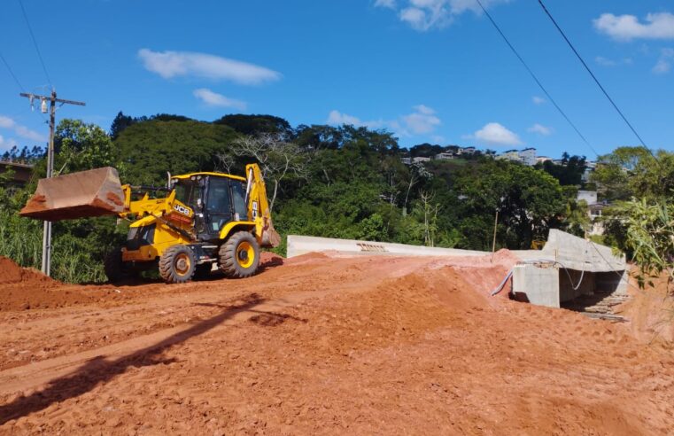 Ponte do Silvestre não tem passagem liberada, mas pessoas se arriscam