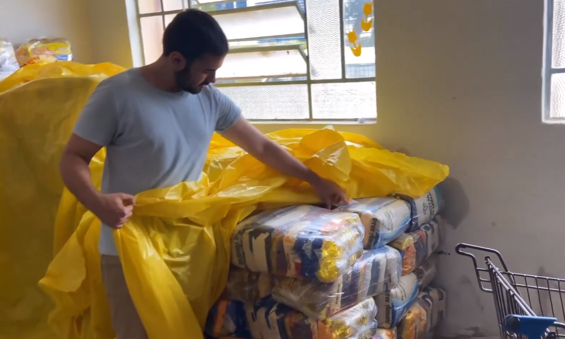 Vereador denuncia armazenamento incorreto de cestas básicas