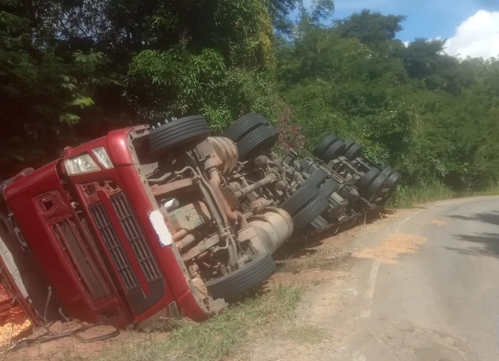 Carreta carregada com goiabas tomba na entre Rodeiro e Ubá