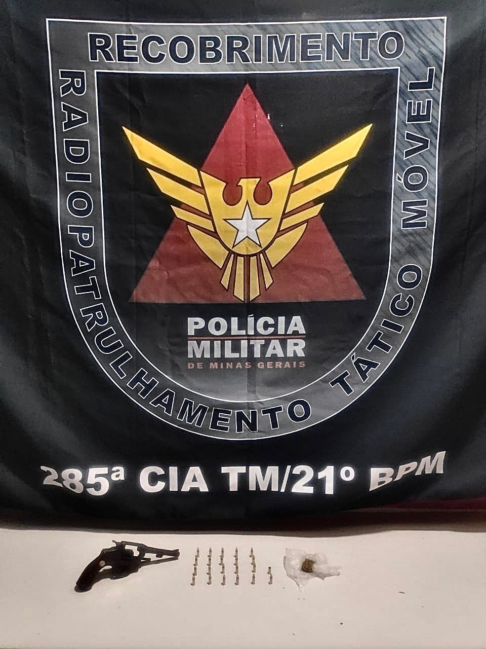 Região: homem é preso com droga, arma de fogo e munições